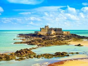 Ontdek de mooiste kustroutes van Bretagne en Normandi&euml; vanaf Calais. incl. hotels met ontbijt!