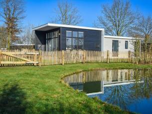 Forest doglodge met omheinde tuin