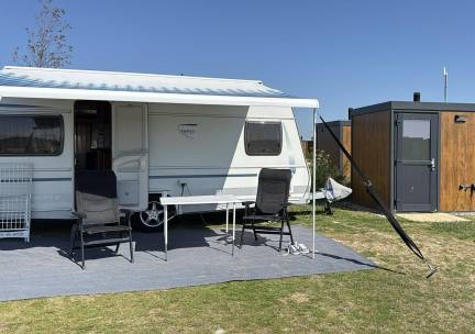 Kampeerplaats met privé sanitair de luxe