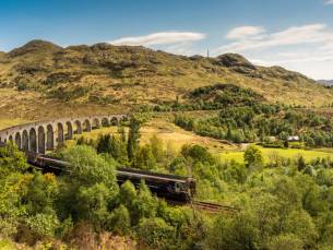 STUNT! ⚡ Unieke Fly & Train door Schotland incl. vlucht, ontbijt en treins