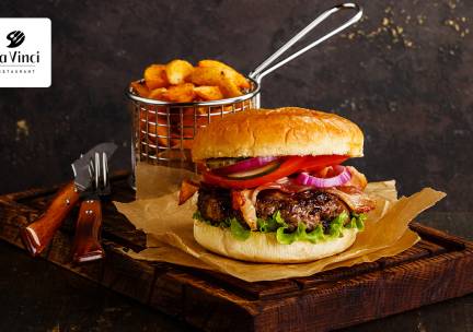 Burger + friet + salade bij Da Vinci