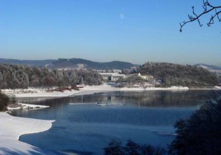 Ontspan en wees actief midden in het natuurparadijs Sauerland aan de Henne See