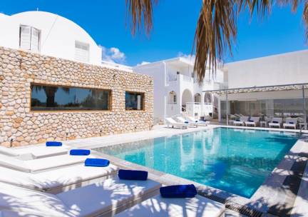 In de trendy badplaats Perivolos op het Griekse Santorini incl. vlucht, transfer en ontbijt