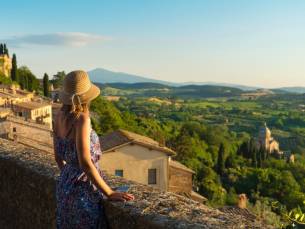 Ontdek het Toscaanse platteland vanuit een hotel met zwembad, wellness & uitzicht over de heuvels incl. ontbijt & huurauto