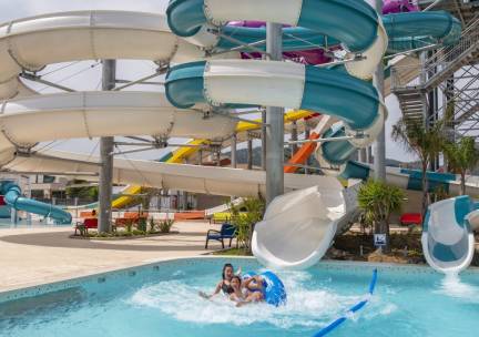 Beleef een fantistische vakantie op het 4*-Aquapark Resort in Pineda de Mar aan de Costa Brava incl. ontbijt en diner