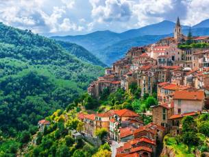 Autovakantie in een hotel met zwembad aan de Bloemenrivi&egrave;ra in Imperia o.b.v. halfpension