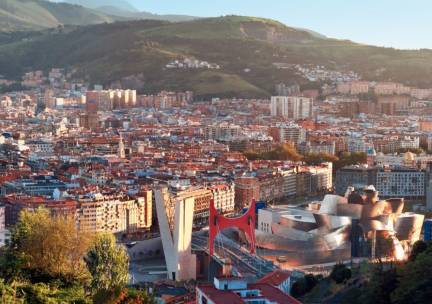 Ontdek de artistieke binnenstad van Bilbao incl. vlucht!