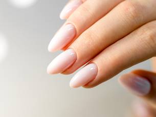 BIAB-behandeling naar keuze + mini-manicurebehandeling + evt. pigment of glitter