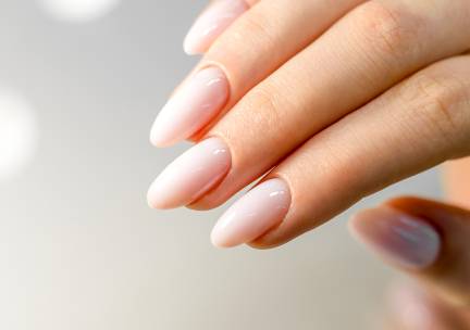 BIAB-behandeling naar keuze + mini-manicurebehandeling + evt. pigment of glitter