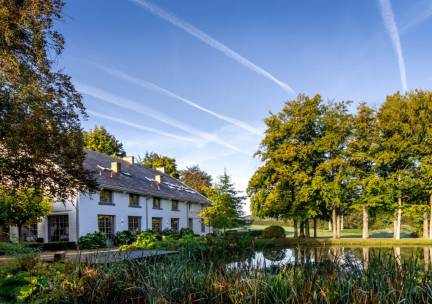 Uniek overnachten op kasteelachtig 4*-landgoed met LUXE suites in de betoverende Voerstreek net over de grens in Belgi&euml;! Incl. ontbijt of o.b.v. halfpension!