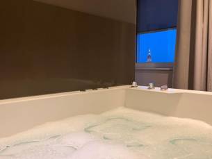 BUBBELBAD SUITE DEAL! ⚡️ Ultraluxe Executive Suite (74m&sup2;) +Bubbelbad voor 2 personen & uniek uitzicht in 4*-hotel centrum Amersfoort incl. ontbijt