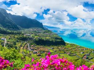 De ultieme droomreis naar groen en zonnig bloemeneiland Madeira! ???? Ontspan in een LUXE 5*- resort met eigen strand op een absolute toplocatie bij de kliffen van Funchal incl. vlucht en ontbijt!