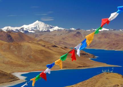 Tibet: Gebedsvlaggen in de Wind