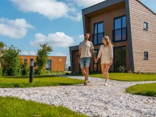 FLASHDEAL! ⚡ Met de HELE familie naar EuroParcs Hindeloopen en verblijf in een Just Nature 10 incl. eindschoonmaak en bedlinnen