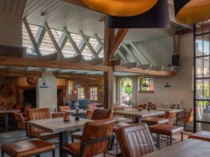 NERGENS GOEDKOPER! ⚡ Genieten in een SFEERVOL hotel in het kleinste stadje van Nederland: Bronkhorst! Incl. ontbijt, 3-gangendiner en retourtje met de pontveer