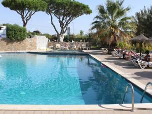 Ontdek de rode kliffen en de historische stad Faro: geniet van de ultieme Algarve zonvakantie incl. vlucht, ontbijt & huurauto