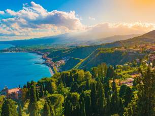 Genieten vanuit Giardini Naxos op Sicilië! Incl. vlucht, huurauto & o.b.v. halfpension!