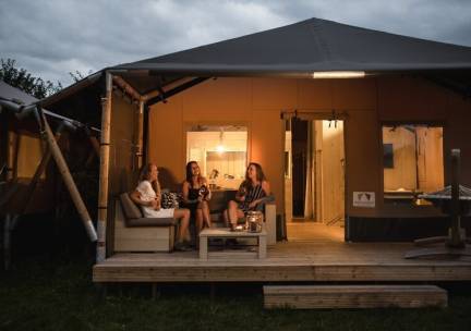 Fraaie 8-persoons Safaritent op park in Voorthuizen Veluwe