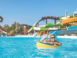 Onbezorgd met de auto op vakantie naar Podčetrtek: SPETTEREND familieplezier in een SPLINTERNIEUW 4*-hotel o.b.v. all-inclusive light en heerlijk BUITENZWEMBAD