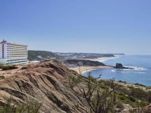 TOP LOCATIE! Geniet in dit hotel met prachtig uitzicht en direct aan het strand van Porto Novo aan de Westkust van Portugal incl. ontbijt, vlucht en huurauto