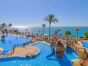 Geniet in een SUITE met het gezin op een 4*-resort met tropische zwembaden in Andalusi&euml;, dicht bij het strand! Incl. ontbijt