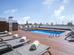 LUXE 4*-hotel midden in het centrum van Málaga met rooftopbar & zwembad met uitzicht op de kathedraal incl. vlucht en ontbijt!