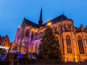 STUNT! ⚡ Ontdek de sprankelende kerstmarkt, vanuit een modern 4*-hotel op een TOP LOCATIE in het centrum van Leuven incl. ontbijt en 3-gangendiner!