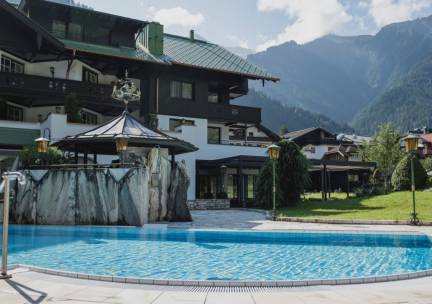 STUNT! ⚡ Beleef een 4-daagse luxe 4*-vakantie in het prachtige Zillertal vol ontspanning incl. ontbijt, dagelijks 5-gangendiner en wellnessfaciliteiten + gratis fietsverhuur!