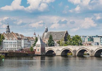 Ervaar de zuidelijke charme van Maastricht vanuit een prachtig 4*-hotel incl. ontbijt, NS treinretour & Escape Tour!
