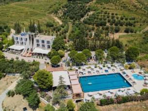 Ontspannen tijdens een zonvakantie in Vlore in Albani&euml; met een hotel aan de kust incl. vlucht, huurauto en ontbijt!