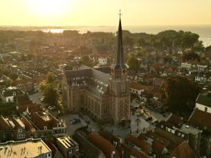 Geniet van een UNIEK verblijf in een voormalige kerk in hartje Hoorn incl. ontbijt en NS treinretour