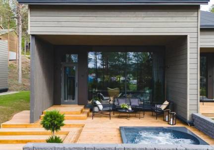 ALLES-IN-1! ???? Fins Lapland vanuit een 4*-VILLA met SAUNA en outdoor BUBBELBAD incl. 3-gangen welkomsdiner, ontbijt, vlucht, transfer, rendierboederij, kano & E-bike excursie!