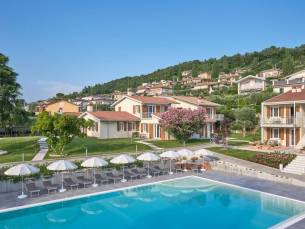 Puur genieten aan het prachtige Gardameer! Verblijf met het hele gezin in een modern appartement in de heuvels & met panoramisch uitzicht!