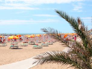 Beleef een heerlijke autovakantie nabij het strand van Cesenatico aan de Adriatische kust nabij Rimini in een hotel met zwembad, waterglijbaan & o.b.v. volpension