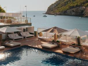 ⚡LAST MINUTE STUNT! ☀️ Geniet van LUXE in een prachtig 4*-bohemian style hotel op Ibiza op een TOPlocatie & DIRECT aan het strand incl. vlucht, transfer en ontbijt