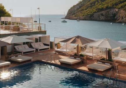 ⚡LAST MINUTE STUNT! ☀️ Geniet van LUXE in een prachtig 4*-bohemian style hotel op Ibiza op een TOPlocatie & DIRECT aan het strand incl. vlucht, transfer en ontbijt