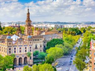 Beleef de magie van de Andalusische straatjes in Sevilla! Verblijf in een 16-eeuws paleis met ROOFTOPPOOL midden in de stad incl. vlucht & ontbijt