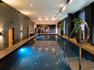 MOVIE & DINNER in luxe 4*-Van der Valk Hoorn met WELLNESS incl. ontbijt, 3-gangendiner, VUE Filmvoucher + borrelgarnituur & GRATIS toegang tot Jack's Casino met hapjes en drankjes!