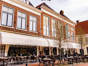 SUPER DEAL! ???? Verblijf in een familiehotel aan de gracht in hartje Dokkum incl. ontbijt!