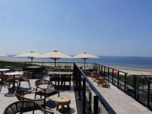 STUNT! ⚡ Modern 4*-hotel met skybar aan het strand in Wijk aan Zee incl. ontbijt + sauna + GRATIS parkeren!