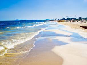 Kies voor een heerlijke zonvakantie direct aan het strand van Rimini en verblijf in een 4*-hotel, incl. vlucht en een huurauto!