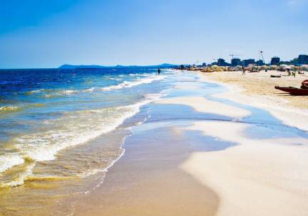 Kies voor een heerlijke zonvakantie direct aan het strand van Rimini en verblijf in een 4*-hotel, incl. vlucht en een huurauto!