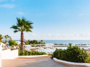 Direct aan het strand in zonnig Puglia! 4*-hotel incl. vlucht, ontbijt & huurauto!