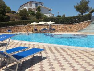 Verblijf midden in het hart van Sardini&euml;, Torp&egrave; in een hotel met panoramisch uitzicht incl. vlucht, ontbijt & welkomstdrankje