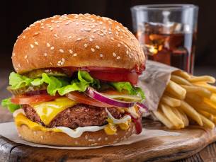 Burger + friet + frisdrank of pizza + frisdrank voor afhaal