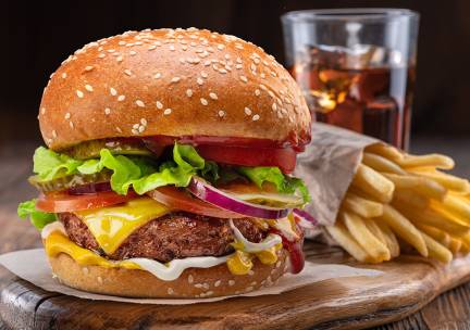 Burger + friet + frisdrank of pizza + frisdrank voor afhaal