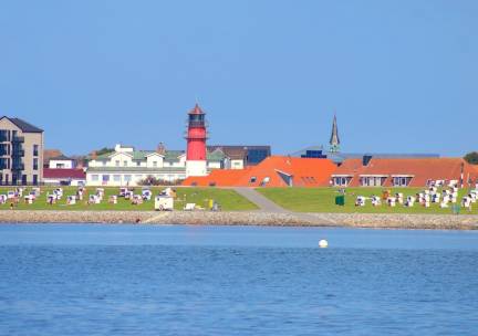 Uitwaaien aan de kust van Noord-Duitsland! Knus hotel met dakterras met sauna, direct aan de haven van Büsum incl. ontbijt