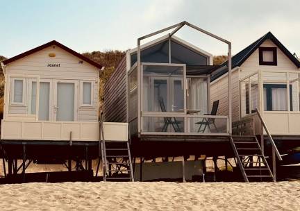 Slaapstrandhuisje &oacute;p het strand van Dishoek met zeezicht en terras en plek voor vijf personen I 37