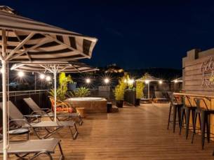 SUPER DEAL! ⚡Laat je betoveren door Athene! Verblijf in een centraal gelegen hotel met PRACHTIG rooftopterras & restaurant met hottub incl. vlucht