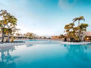 Geniet in een SUITE in een 4*-hotel met panoramisch uitzicht & op loopafstand van een heerlijk strand op Lanzarote incl. vlucht en o.b.v. halfpension of all-inclusive